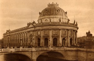 Berlin, Monbijoubrücke, public domain-copyright expired (Album Berlin-Potsdam, Kunstverlag Robert Hügel Berlin, 1904)