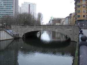 Grünstraßenbrücke mit Blick zur Fischerinsel