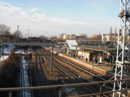 Blick vom Bahnsteig F auf die provisorische Fußgängerbrücke, den Bahnsteig nach Erkner und den Bahnsteig A (aus Treptow in die Stadt)