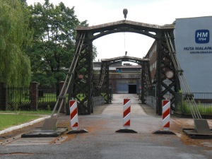 Portal der alten Hängebrücke vor dem Eingang zur Gießerei von Malapane