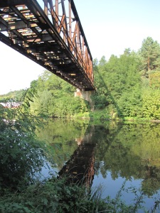Parallelgurtige Fachwerkbrücke im Spiegelbild.