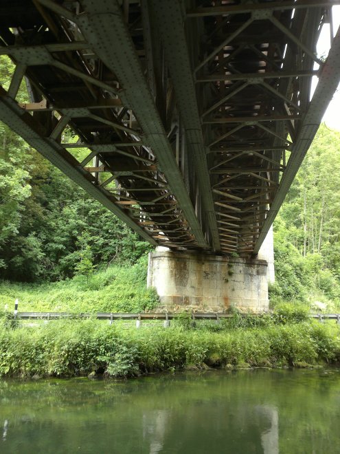 Untersicht einer Pegnitztalbrücke, stellvertretend für alle alten Stahlbrücken der Deutschen Bahn im Pegnitztal