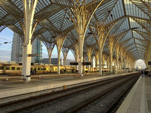 Der Bahnhof Oriente von Calatrava steht teilweise auf einer Betonbrücke von Calatrava.