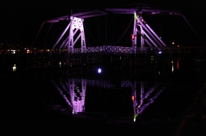 Die Holzklappbrücke spiegelt sich im Ryck 